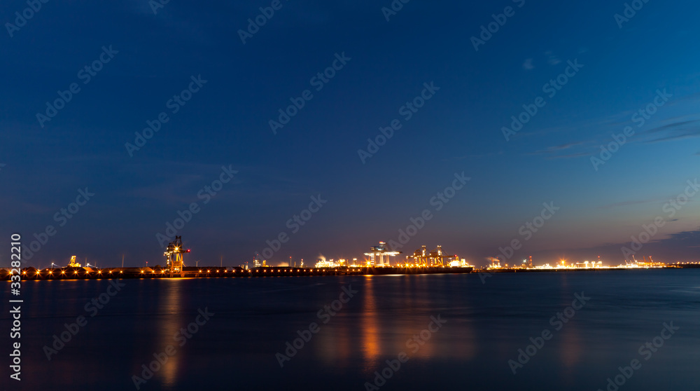 Fototapeta Hafenanlagen bei Nacht