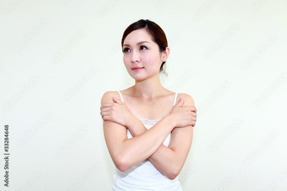 腕をマッサージする女性 腕をマッサージする女性