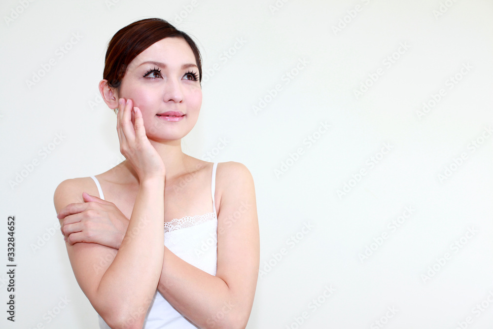 頬に手を添えるかわいい女性 Stock 写真 Adobe Stock 頬に手を添えるかわいい女性 Stock 写真 Adobe Stock