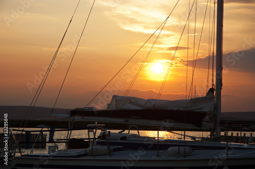 Fototapeta Naklejka Na Ścianę i Meble -  Sonnenuntergang an Deck eines Segelbootes
