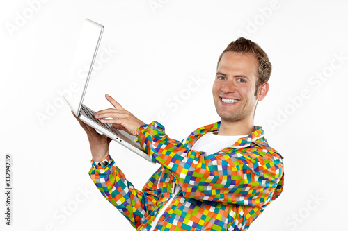 Mann mit bunter Jacke und Laptop 2