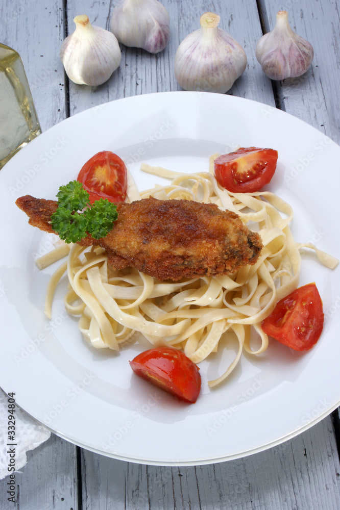Karpfenfilet mit Tomate auf Bandnudeln Karpfenfilet mit Tomate auf Bandnudeln