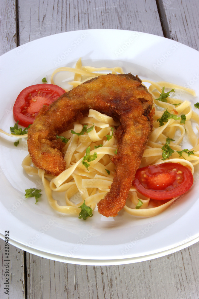 Karpfensteak mit Tomate auf Bandnudeln Karpfensteak mit Tomate auf Bandnudeln