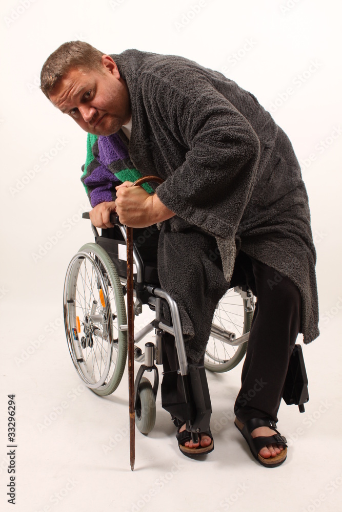 Obraz premium Kranker Mann versucht aufzustehen