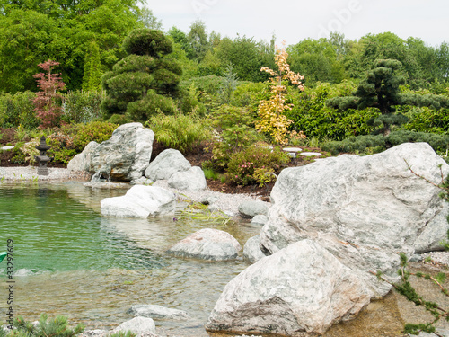 Jardin zen japonais - rocher et étang