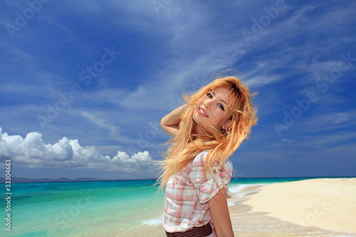 水納島の美しいビーチと笑顔の女性