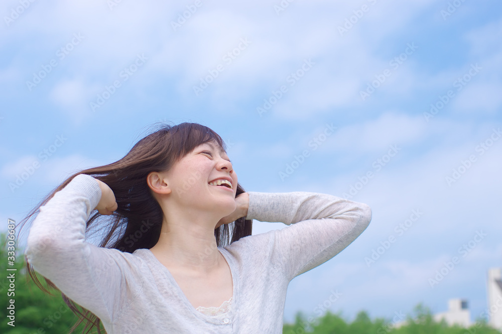 髪を梳かす女性 髪を梳かす女性