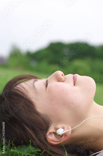 イヤホンで音楽を聴く女性