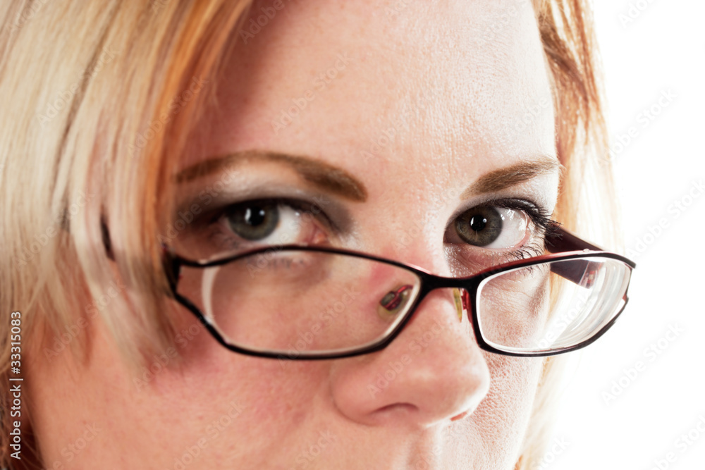 Frau schaut über ihre Brille Frau schaut über ihre Brille