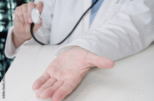 Arzt mit einem Stethoskop hält die Hand auf