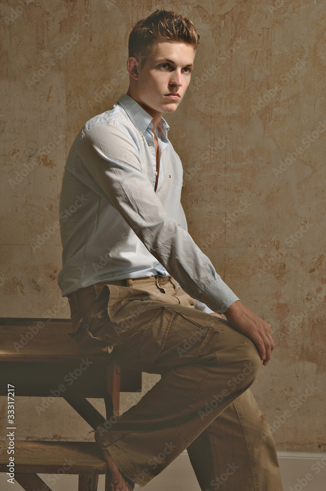 Obraz premium Junger Student in nachdenklicher Pose