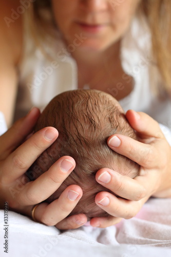 Mutter hält Neugeborenes