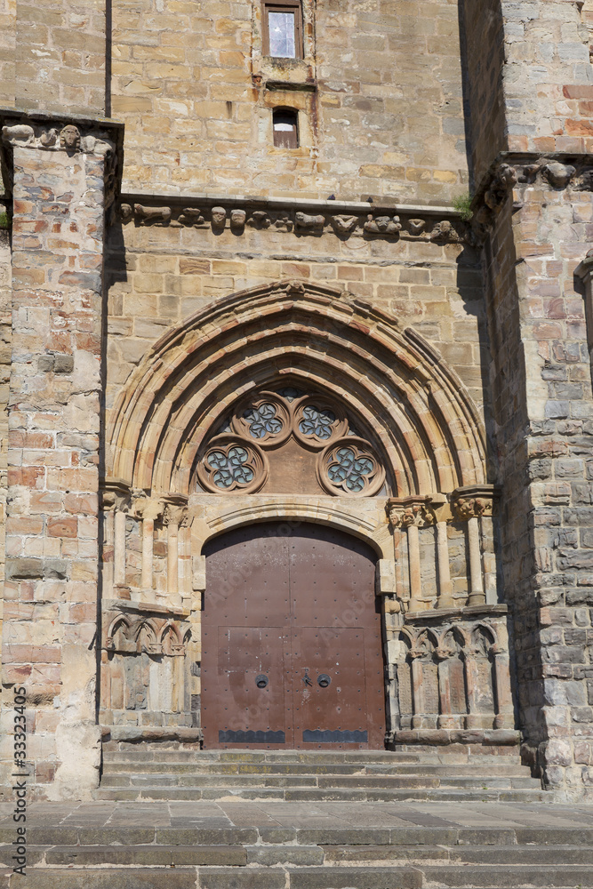 Puerta de la iglesia de Castro Urdiales, Cantabria, España