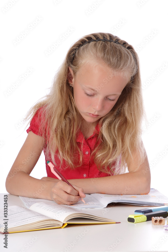 fillette blonde de 9 ans faisant ses devoirs fillette blonde de 9 ans faisant ses devoirs
