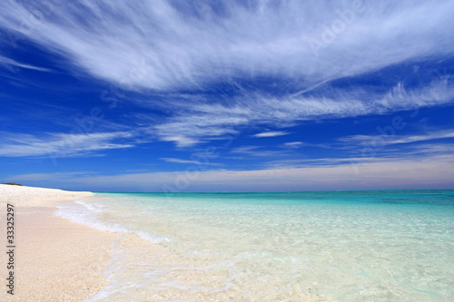 ナガンヌ島の美しいビーチと真っ白い雲