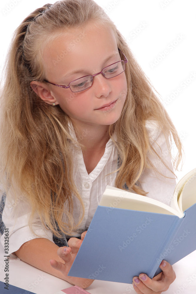 fillette de 9 ans avec lunettes lisant un livre fillette de 9 ans avec lunettes lisant un livre