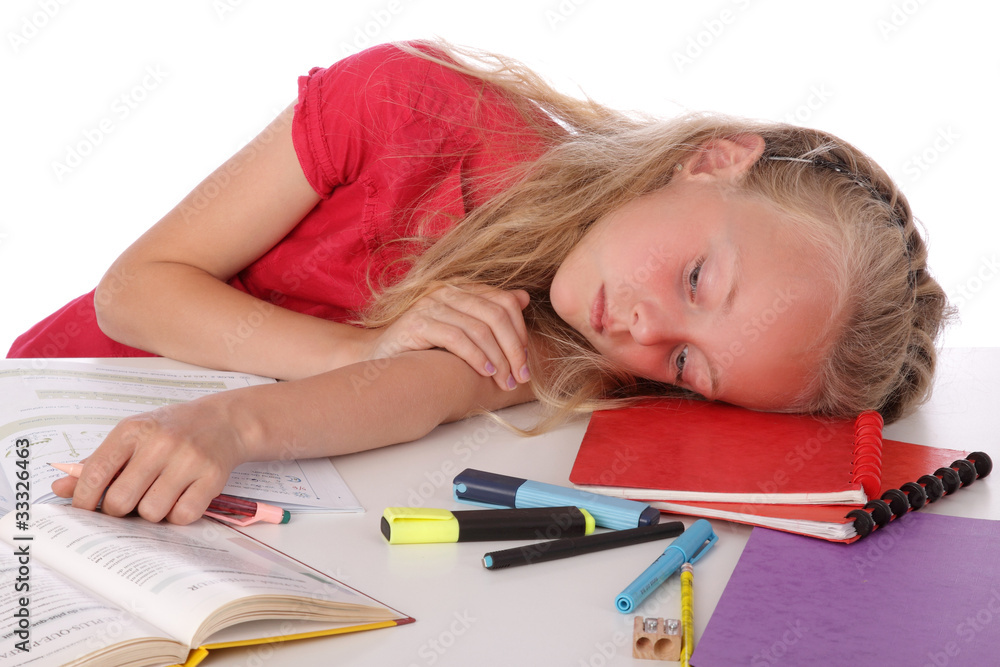 fillette blonde de 9 ans dormant sur ses devoirs fillette blonde de 9 ans dormant sur ses devoirs