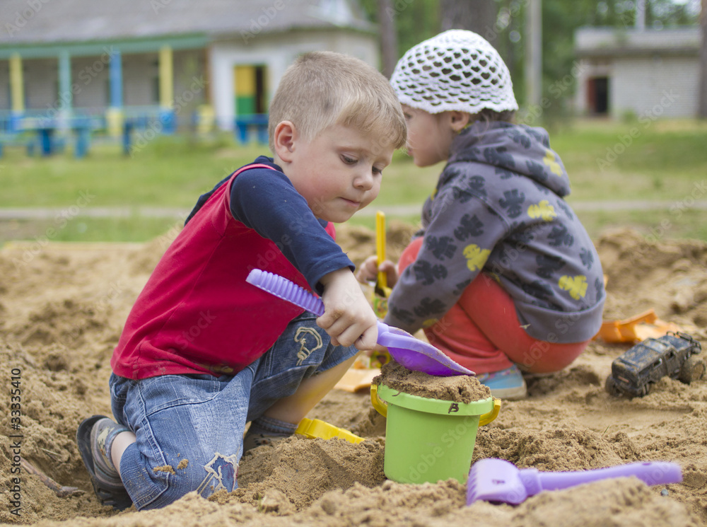 Ταπετσαρία Boy and girl play in the sandpit in the playground