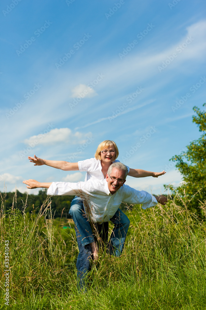 Glückliches Paar hat Spaß in der Natur im Sommer Glückliches Paar hat Spaß in der Natur im Sommer