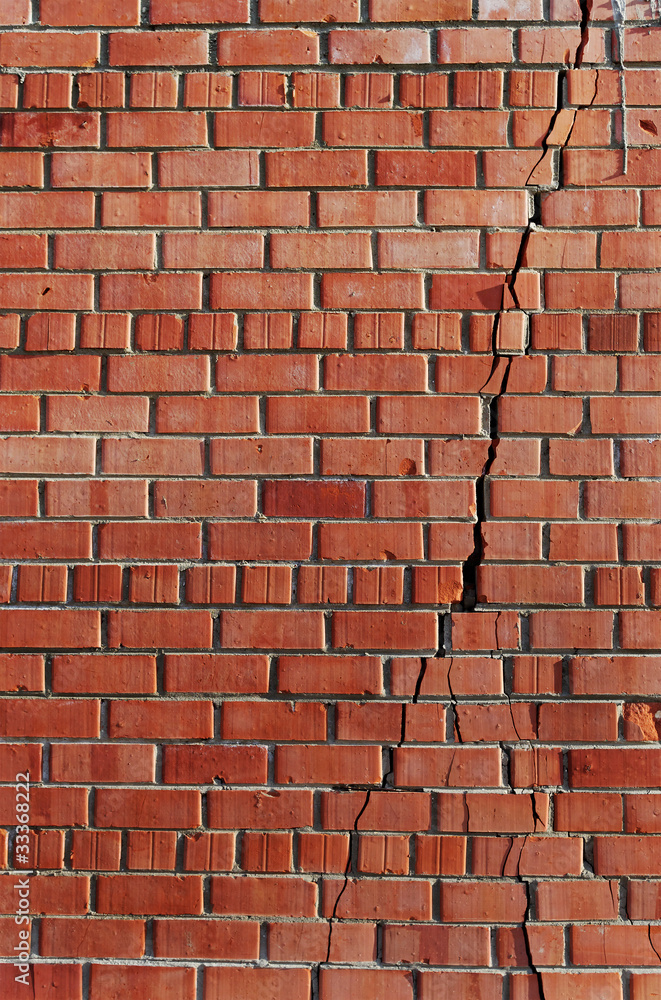 Obraz premium Split in the brick wall.