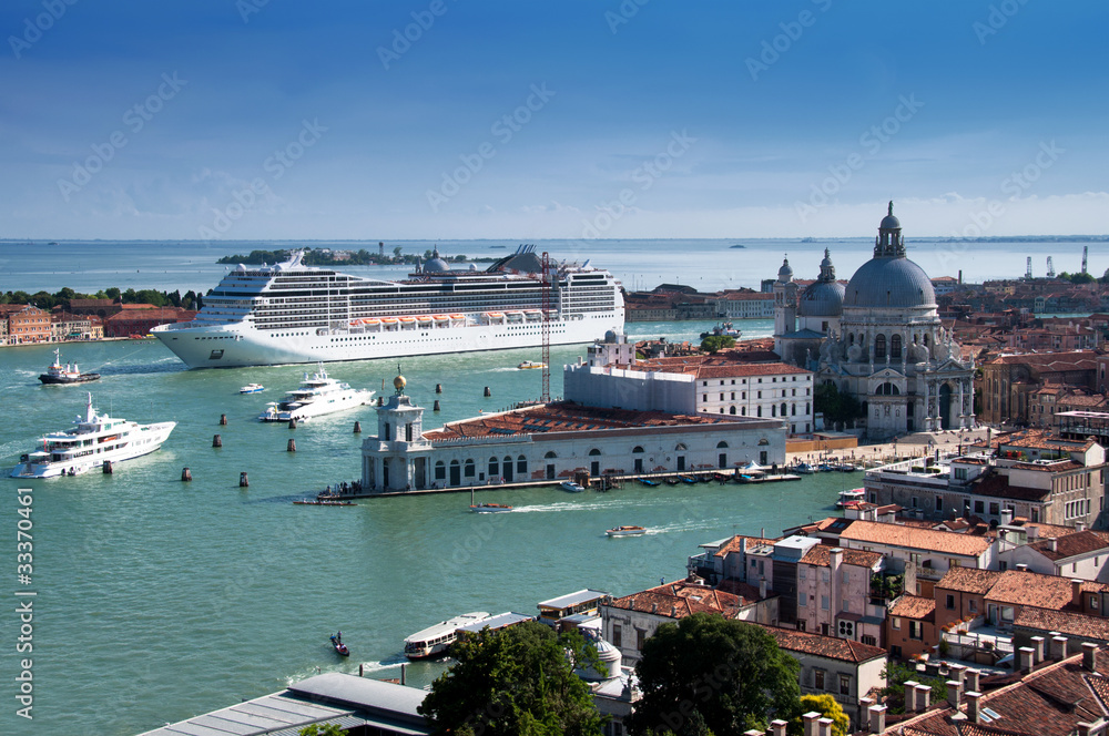 Naklejka premium Zdjęcie Stock: Statek wycieczkowy w Wenecja