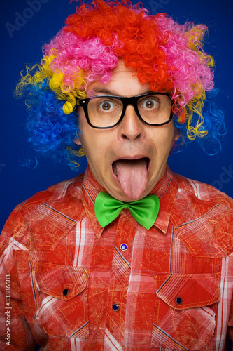 Bild auf Leinwand Funny man with party wig