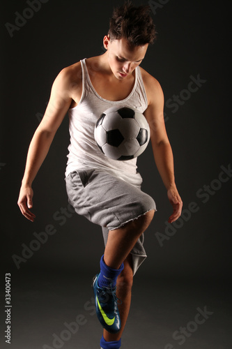 Mann beim Fußballspielen © W. Heiber Fotostudio