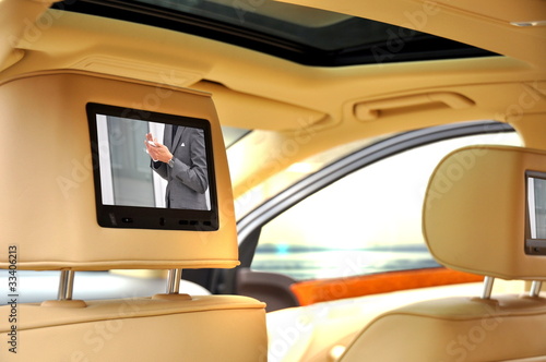 Bildschirm in einem Luxuswagen