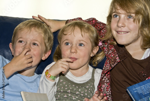 Kinder beim gemeinsamen Lesen und Fernsehen