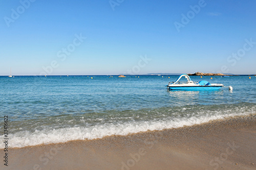 pédalo au bord de plage sur une île © pipil7385