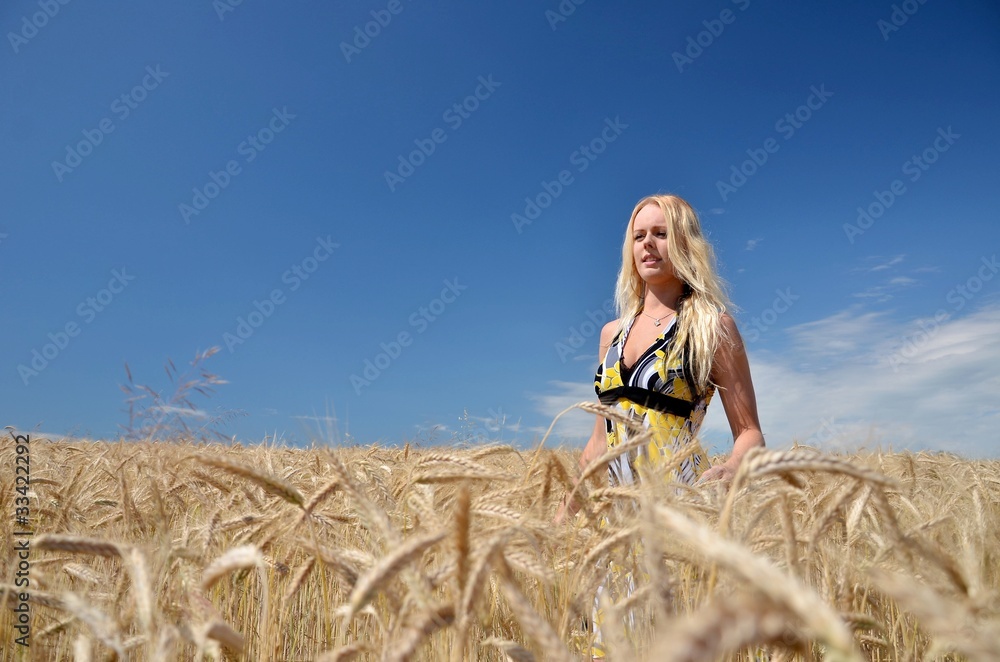 femme et champ de blé