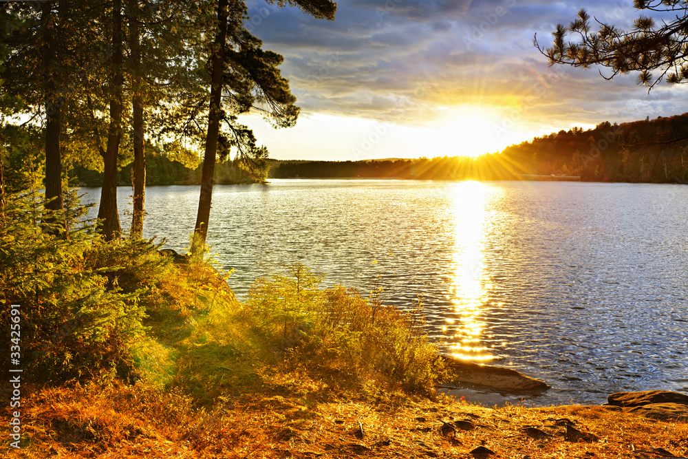 Obraz premium Sunset over lake