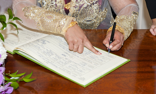 Obraz na plátně Bride Signing the Wedding Registrar