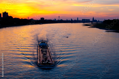 Kölner Skyline am Rhein im Sonnenuntergang