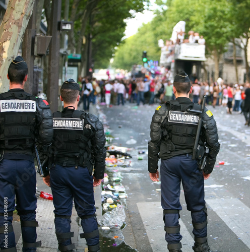 3 gendarmes face aux manifestants
