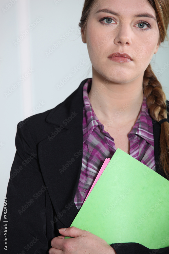 Obraz premium Young businesswoman with file.