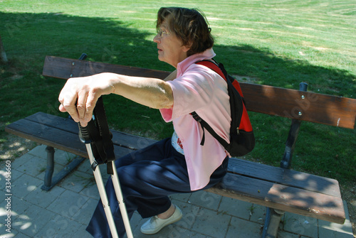 Seniorin beim Ausruhen, im Schatten auf der Bank