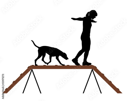 Frau und Hund auf Laufsteg