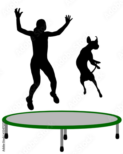 Frau und Hund auf Trampolin
