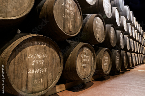port wine ages in barrels in cellar Fototapet