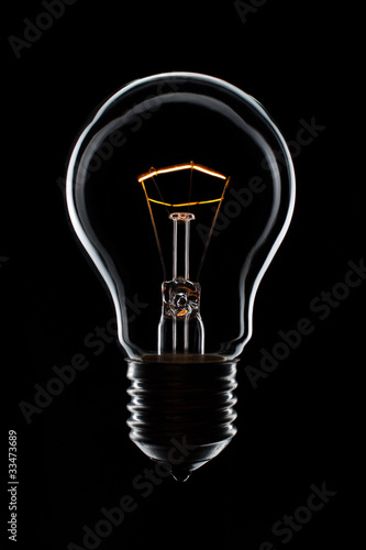 Obraz na płótnie light bulb isolated on a black background w salonie