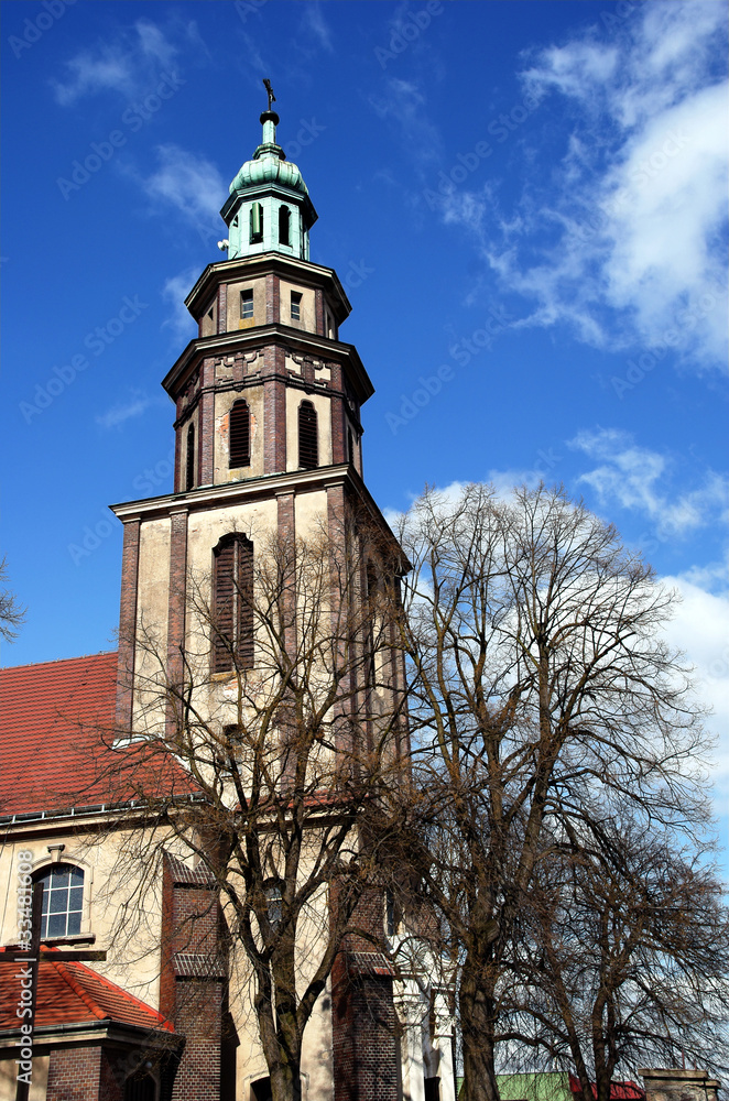 kościół z wieżą