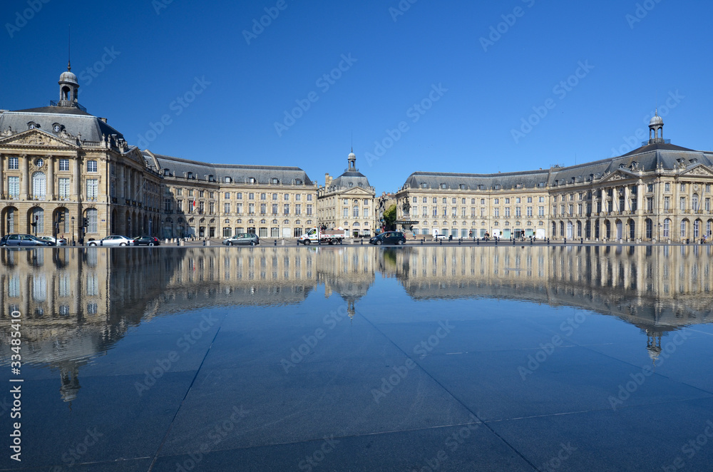 Reflet de la Place de la Bourse à Bordeaux
