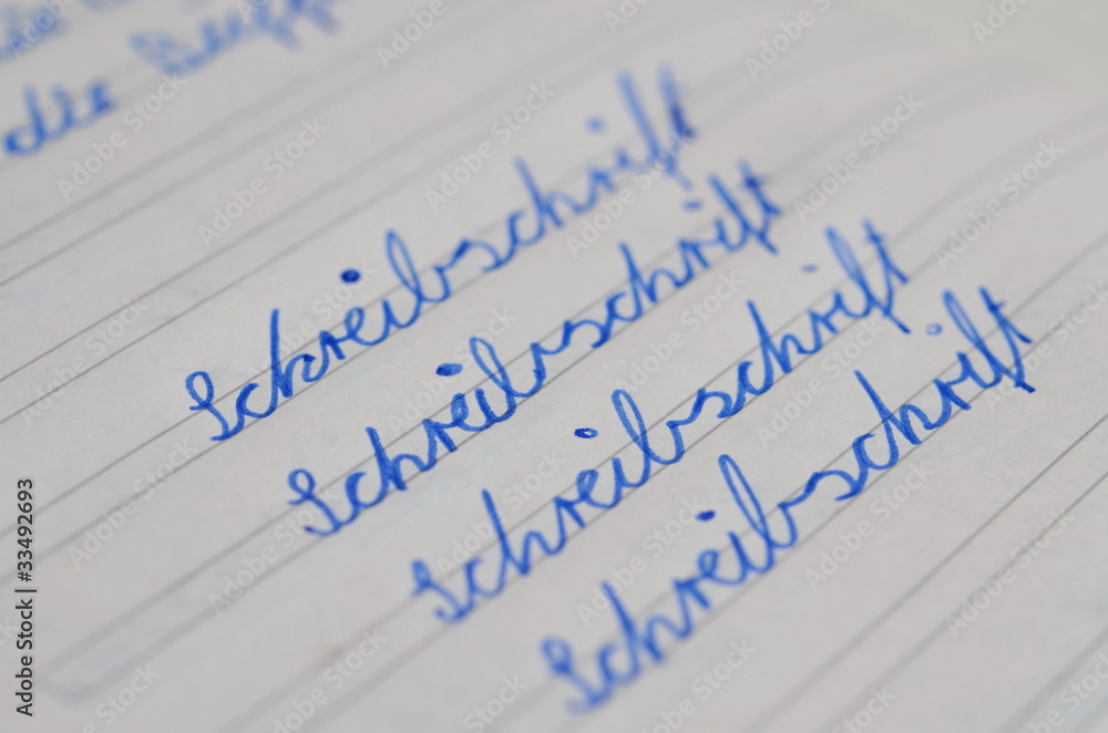 Kinder schreiben Schreibschrift in der Schule Kinder schreiben Schreibschrift in der Schule