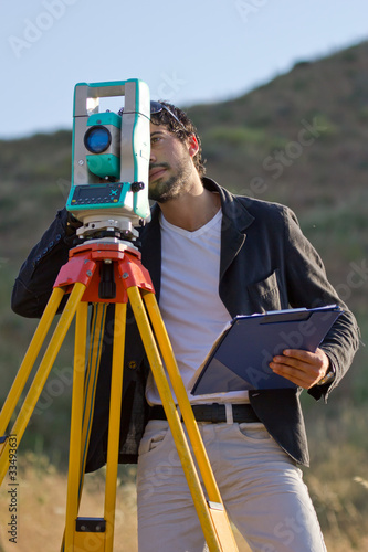 Ragazzo Geometra e Rilievi Topografici in campagna