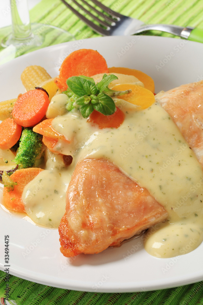 Chicken breast and mixed vegetables poured with sauce