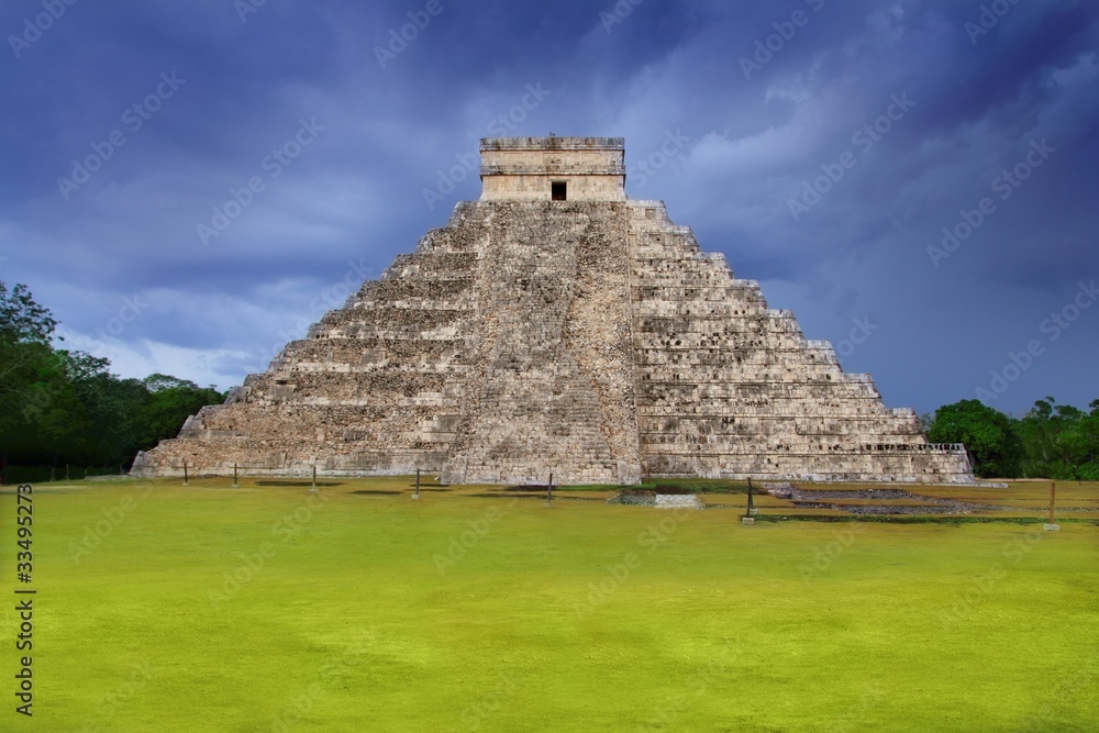 Chichen Itza el Castillo Kukulcan Mayan templey Mexico