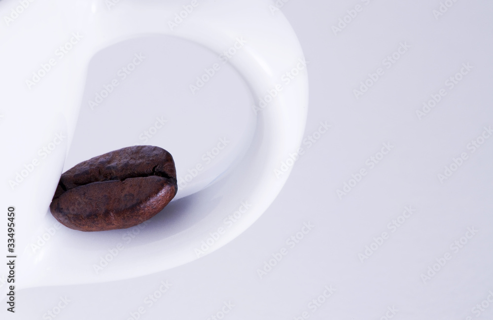 Fototapeta premium Chicco di caffè su manico tazzina