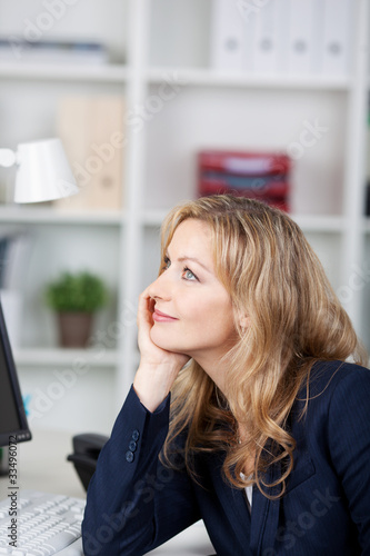 фотографія businessfrau denkt an etwas schönes