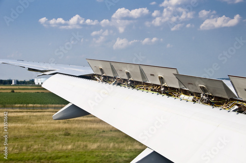 Spoilers d'une aile d'avion à l'atterrissage photo